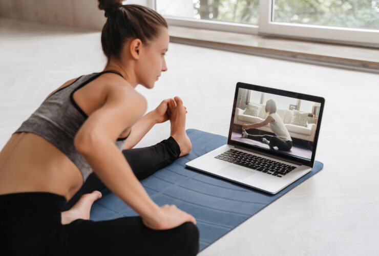 Health coach teaching yoga online with these tools to help build your coaching business